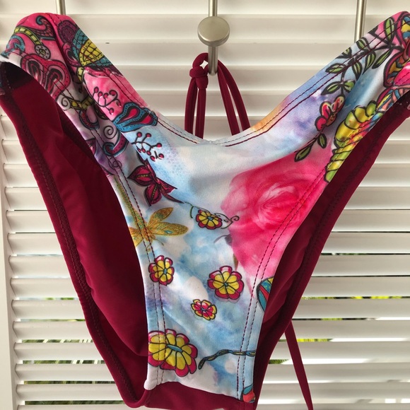 Bikini - Picture 3 of 7